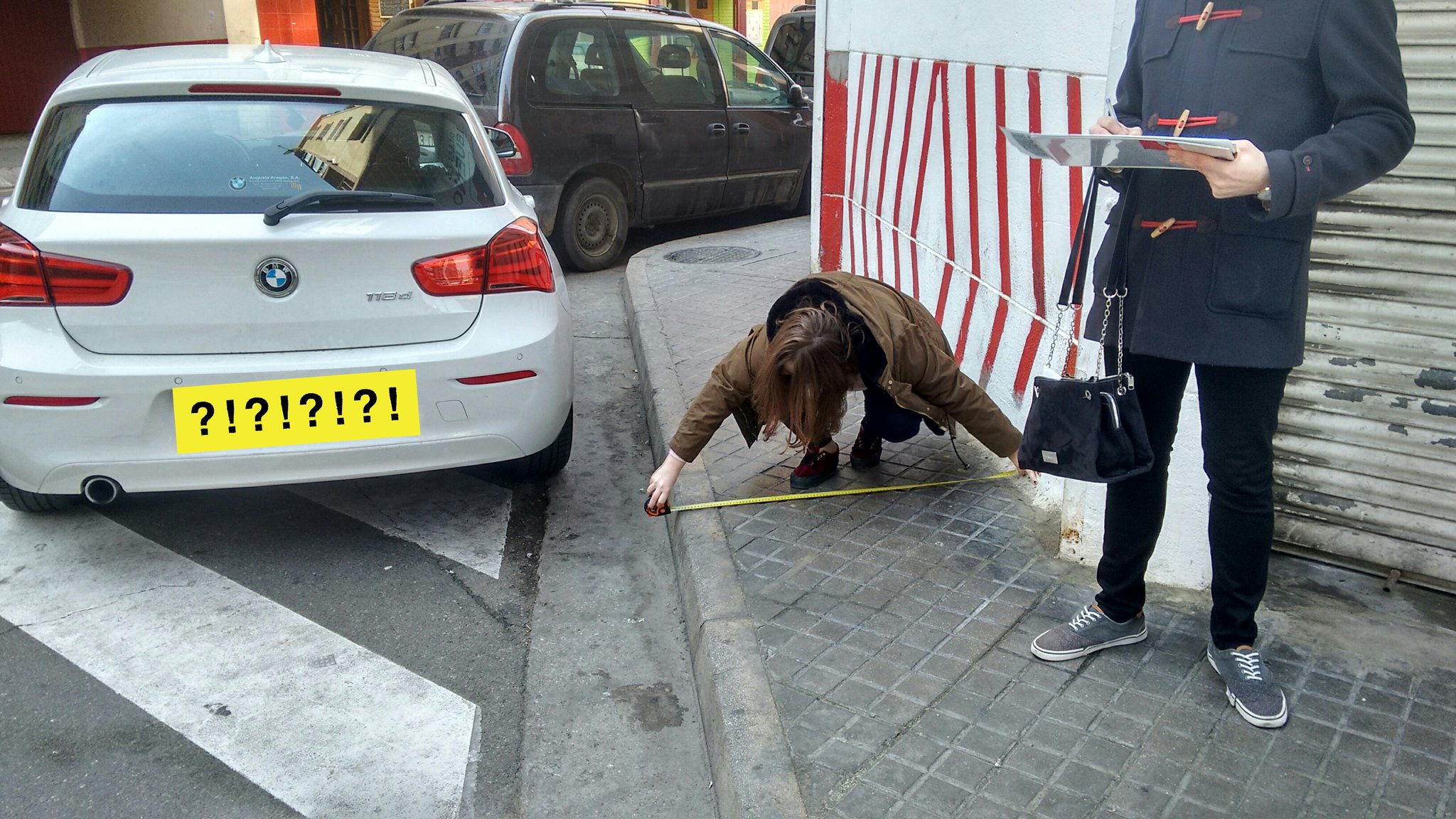 Students from USJ taking field notes about kerbs and tactile paving in a pedestrian crossing. Credits: Héctor Ochoa